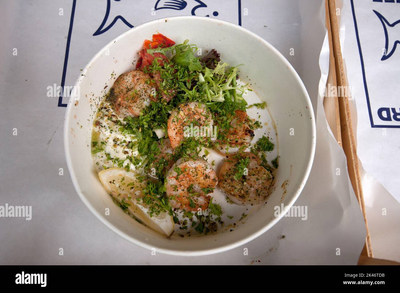 Garnelen mit Kräutern und Salat in einem Fischrestaurant, Brüssel, Belgien Stockfoto