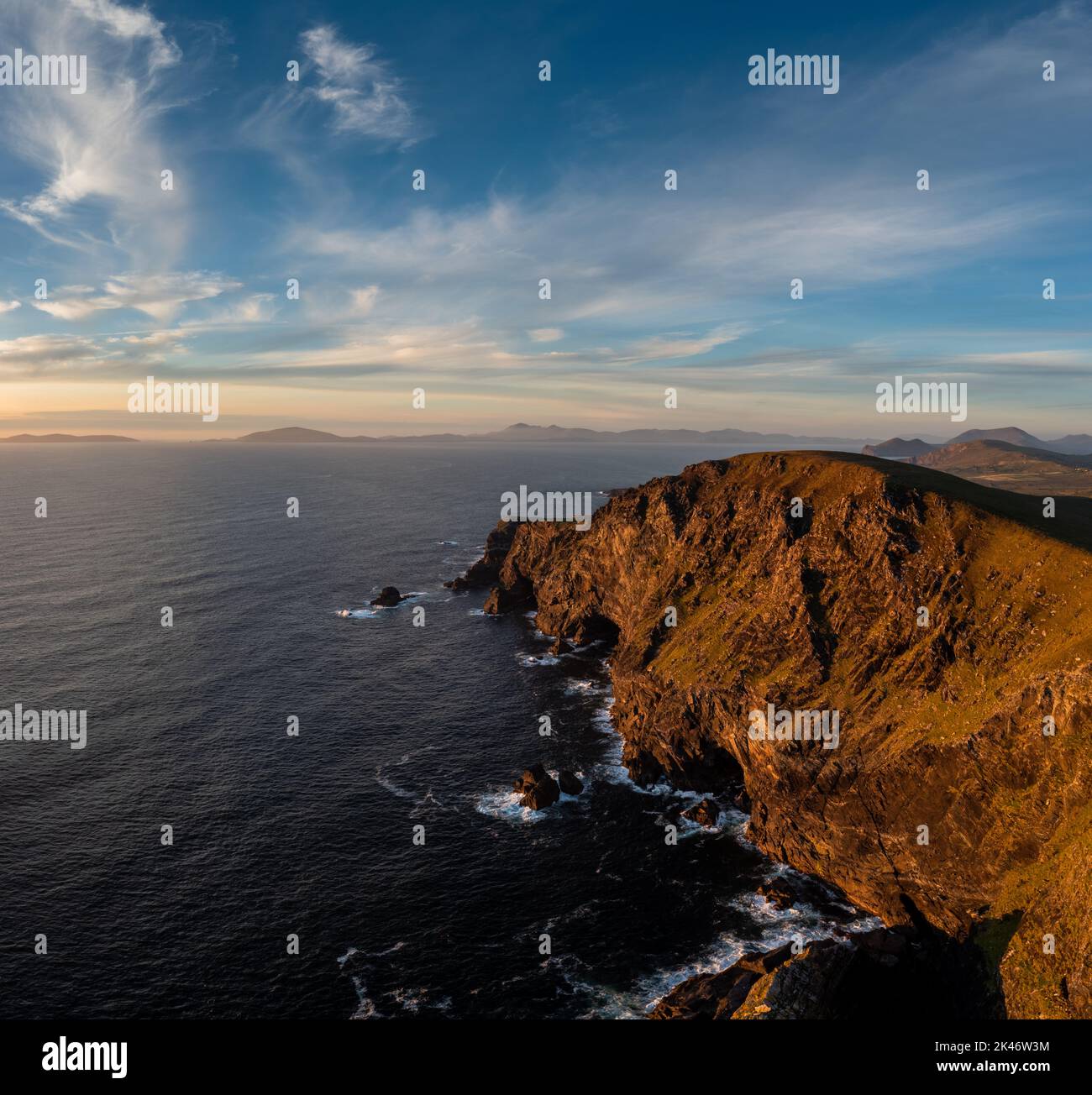 Wunderschöner Sonnenuntergang über dem Atlantischen Ozean und den Klippen von Bray Head auf Valentia Island in der Grafschaft Kerry im Westen Irlands Stockfoto