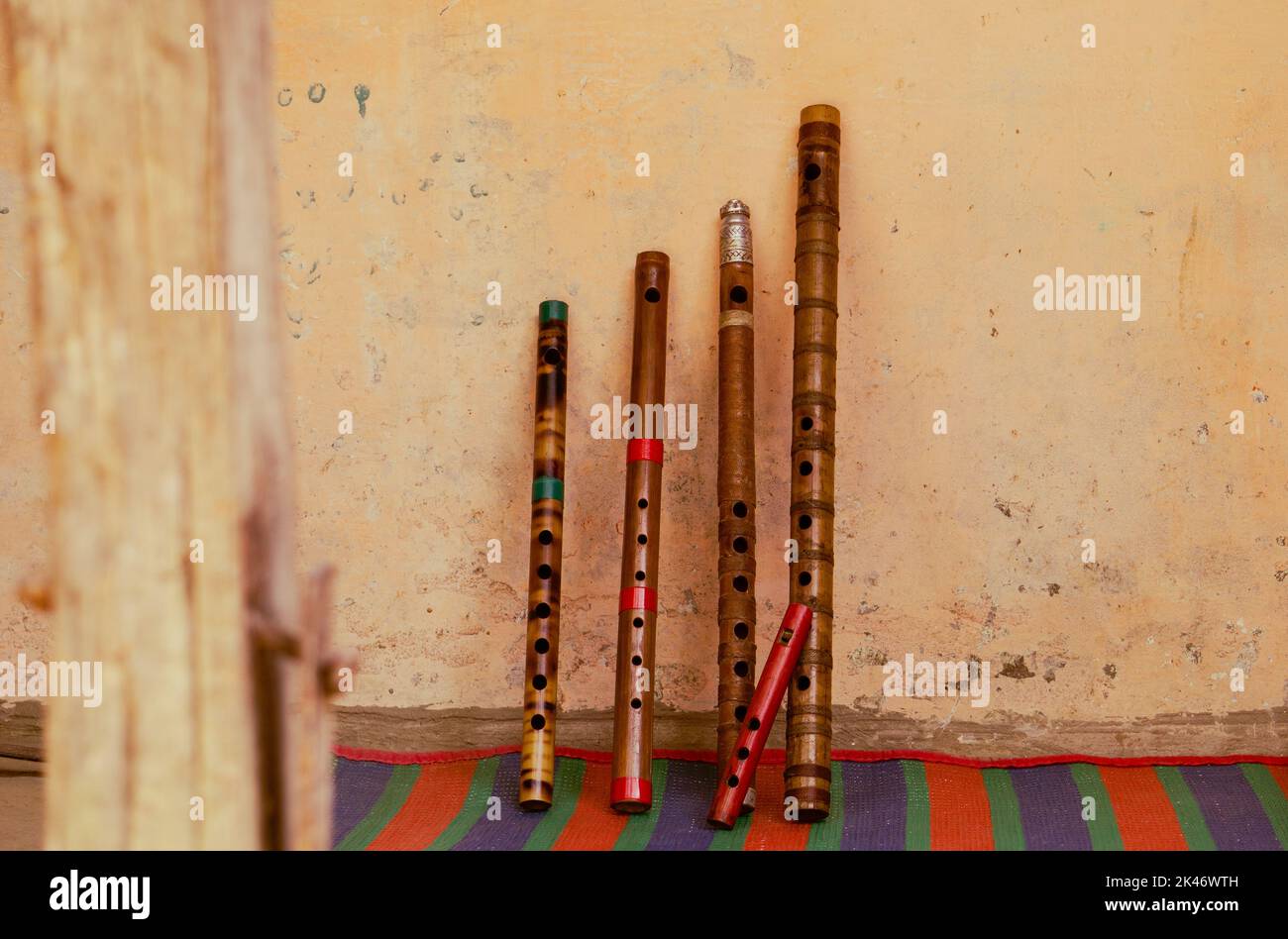 Flöte von Bangladesch. Handgemachte Bambusflöte. Die Flöten sind in Reihen angeordnet. Stockfoto