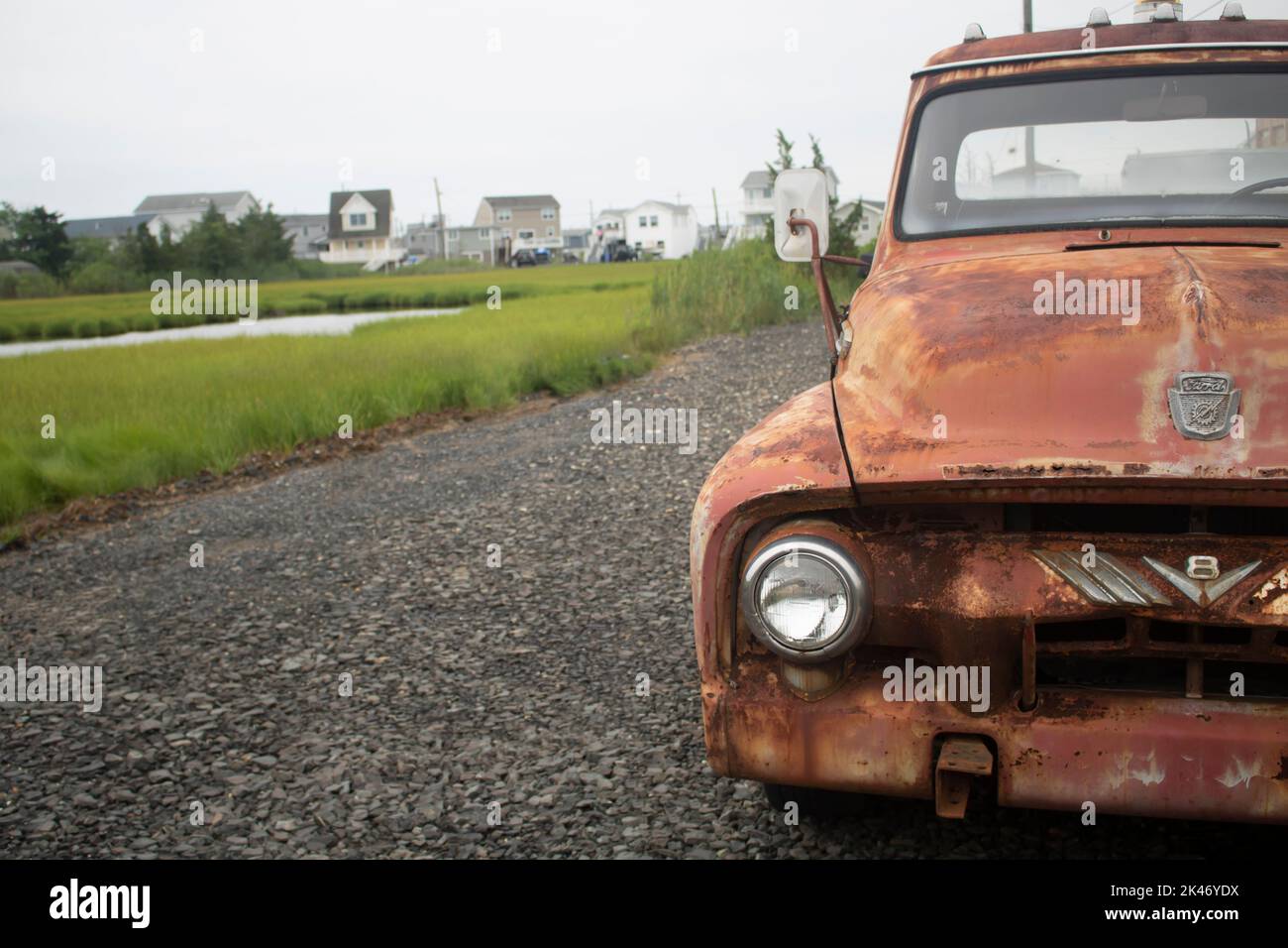 Long Beach Island, New Jersey, Vereinigte Staaten von Amerika, 02-18-2020 ford V8 Vintage roter LKW auf einer Vorstadteinfahrt im Sommer Stockfoto