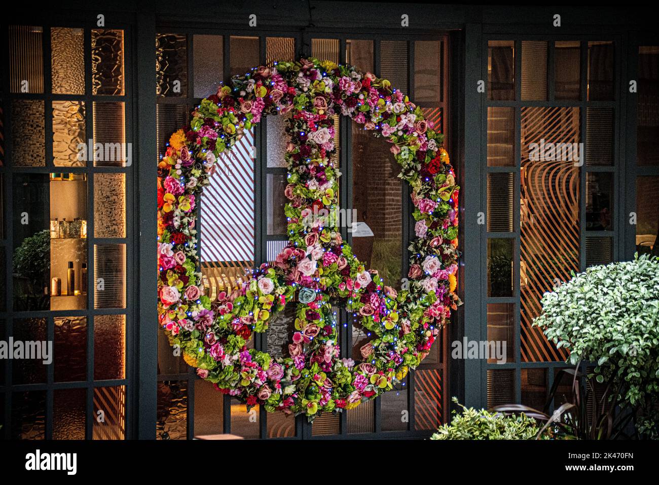 Friedenssymbol aus Blumen an einer Ladentür Stockfoto