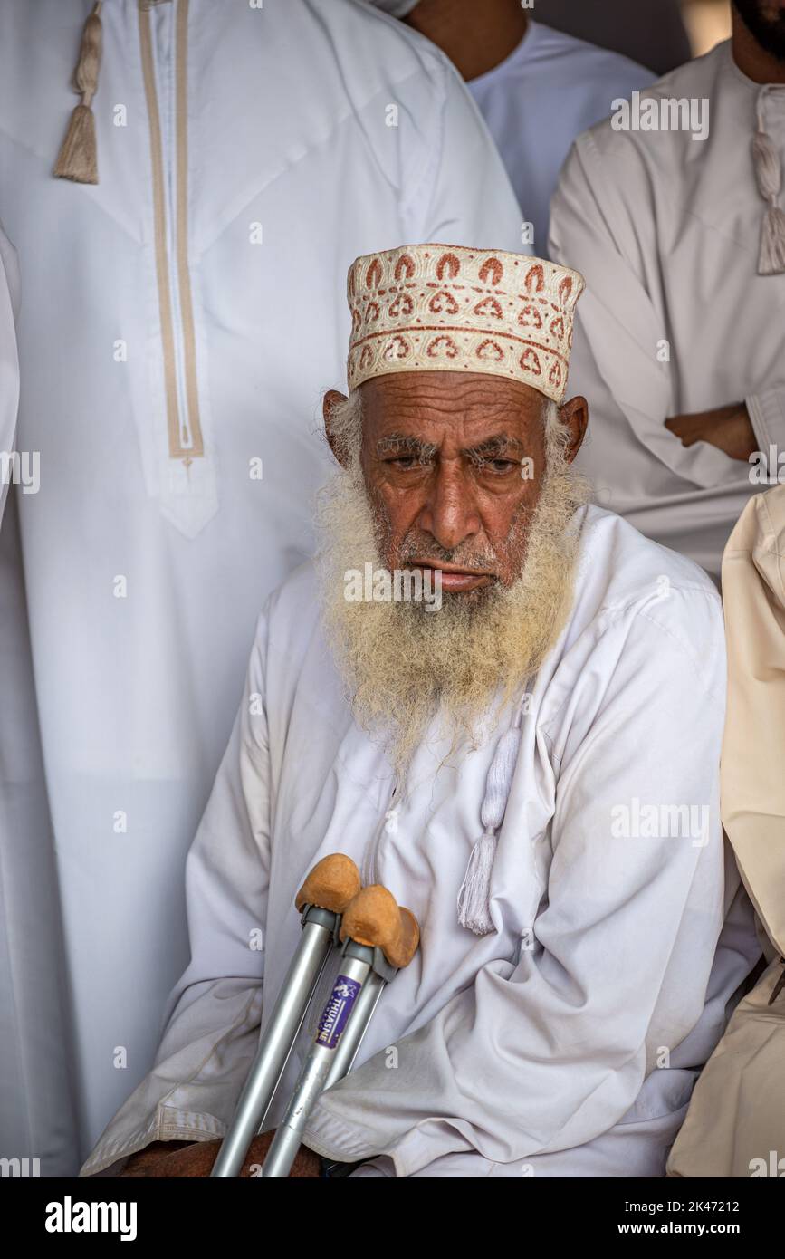Porträt eines bärtigen alten Mannes mit kuma (Omanischer traditioneller Rundhut) auf dem freitagmorgen-Viehmarkt in Nizwa, Oman Stockfoto