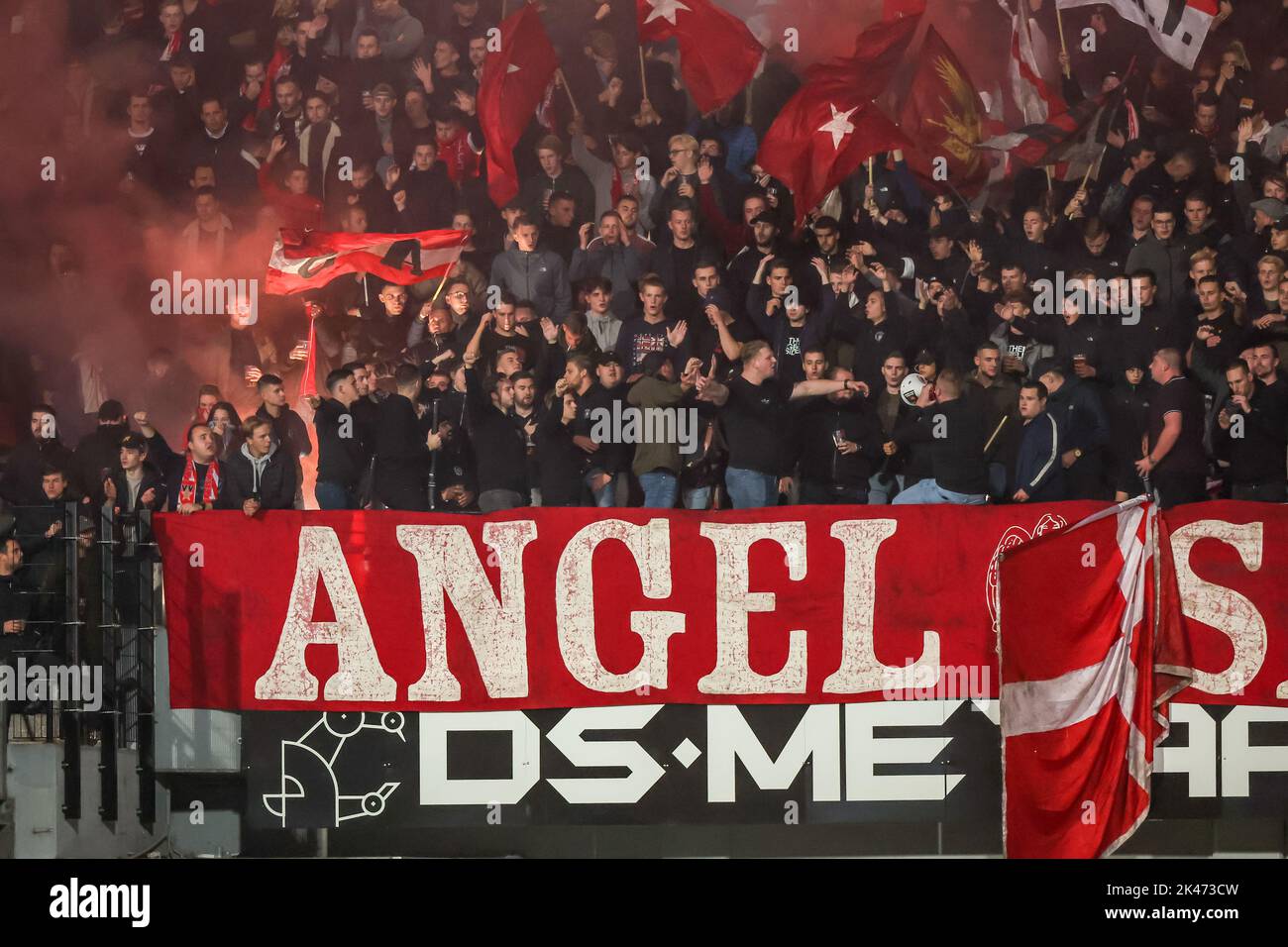 Niederlande. 30. September 2022. MAASTRICHT, NIEDERLANDE - 30. SEPTEMBER: Fans von MVV während des niederländischen Keukenkampioendivisie-Spiels zwischen MVV und Willem II am 30. September 2022 im Stadion de Geusselt in Maastricht, Niederlande (Foto: Geert van Erven/Orange Picics) Credit: Orange Pics BV/Alamy Live News Stockfoto
