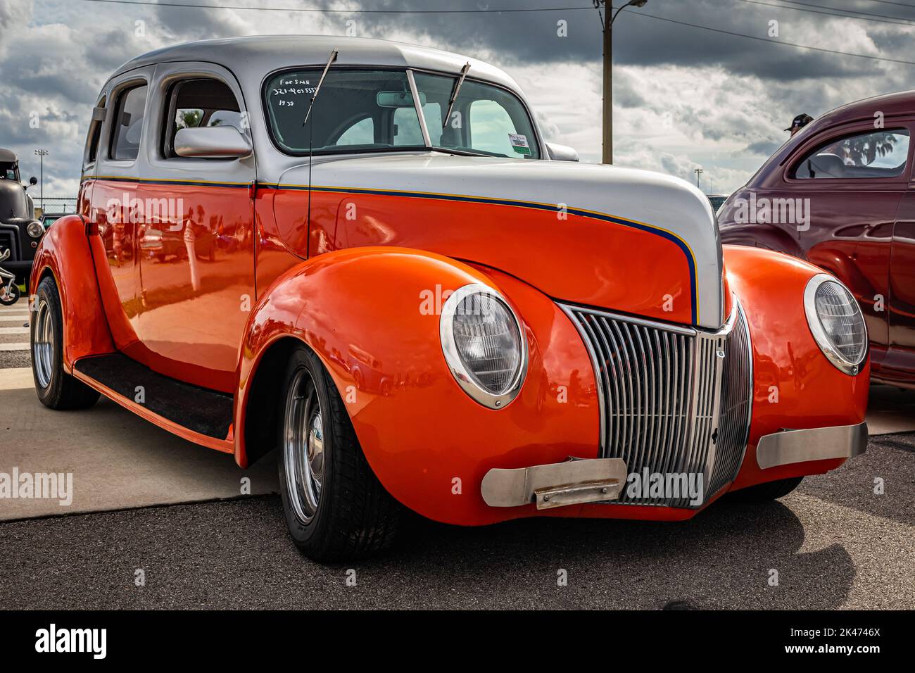 Dadaona Beach, FL - 29. November 2020: Blick auf die Vorderecke einer Ford Deluxe Fordorsedan Limousine aus dem Jahr 1939 bei einer lokalen Automshow. Stockfoto