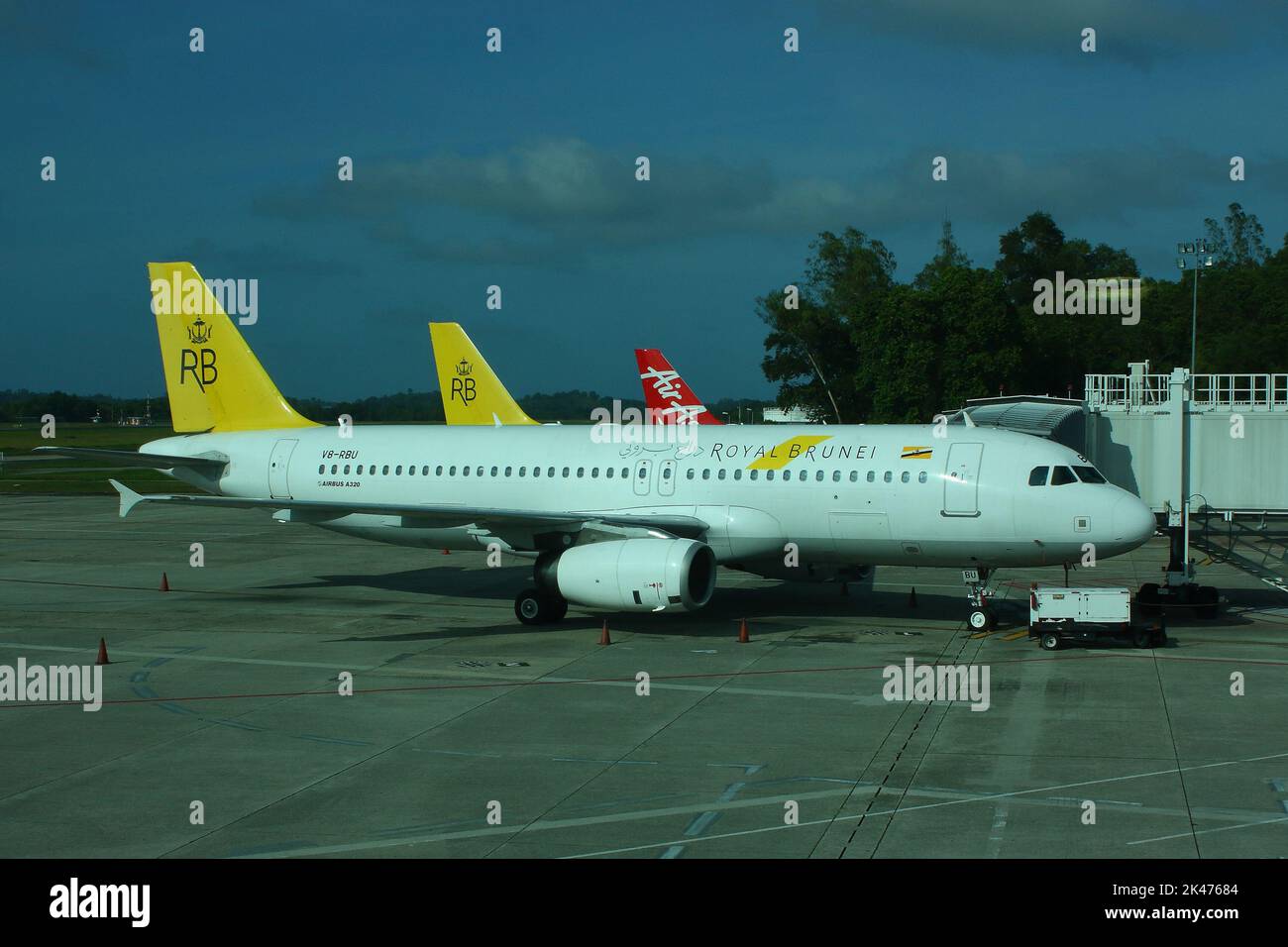 Royal Brunei Airlines Airbus A320 Reg. V8-RBU steht auf dem Boden Stockfoto