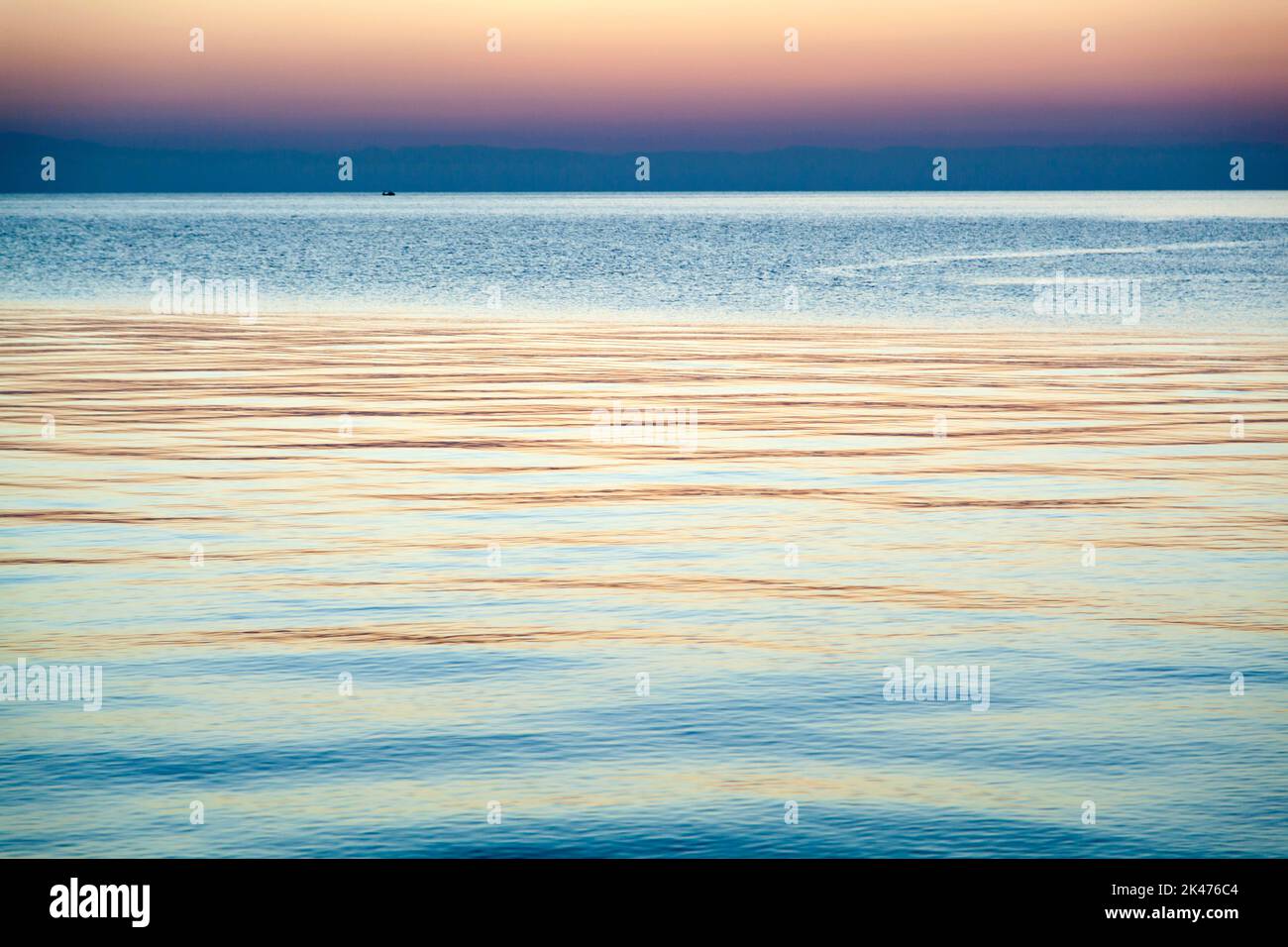 Die orange Farbe Mittelmeer kurz vor dem Sonnenaufgang (Kemer, Türkei). Stockfoto
