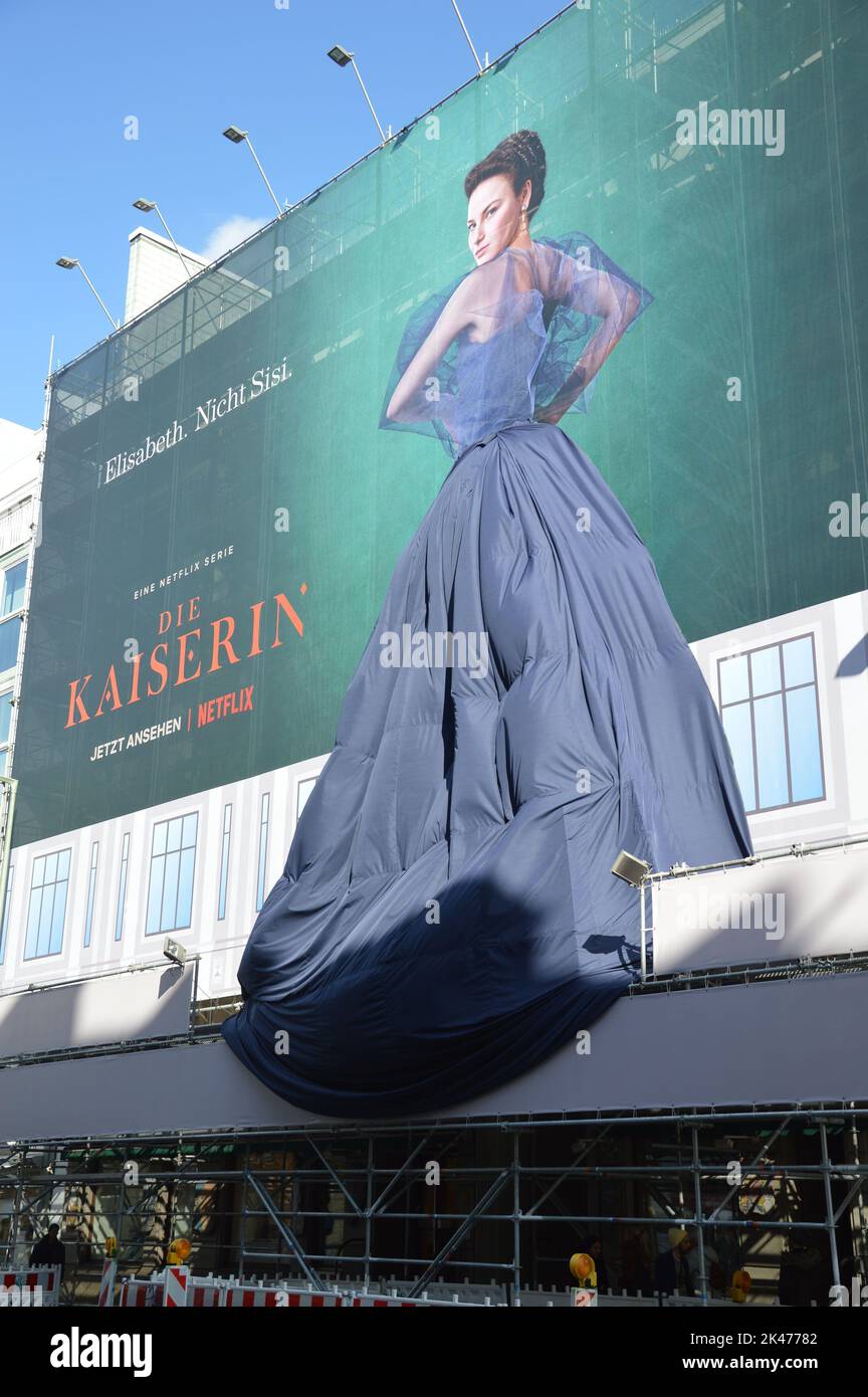 Berlin, Deutschland - 30. September 2022 - The Empress (die Kaiserin) netflix Filmwerbung in der Friedrichstraße, Ceckpoint Charlie, in Kreuzberg. (Foto von Markku Rainer Peltonen) Stockfoto