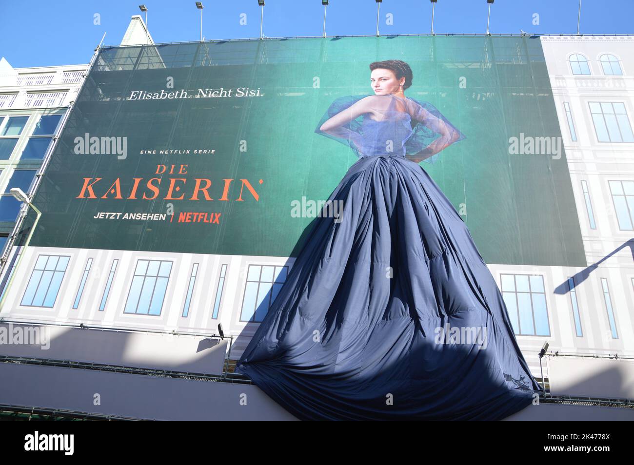 Berlin, Deutschland - 30. September 2022 - The Empress (die Kaiserin) netflix Filmwerbung in der Friedrichstraße, Ceckpoint Charlie, in Kreuzberg. (Foto von Markku Rainer Peltonen) Stockfoto