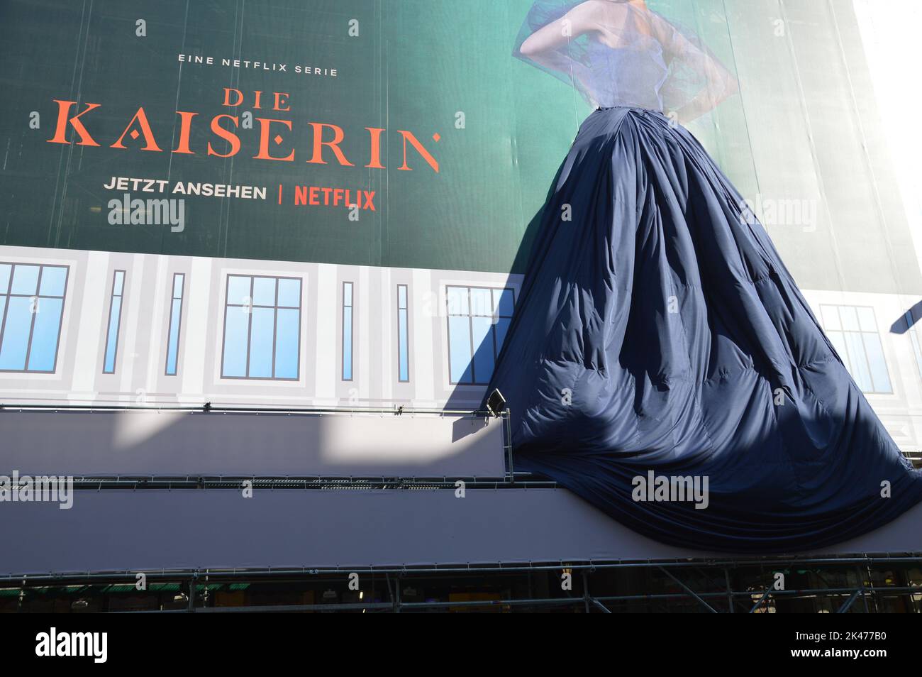 Berlin, Deutschland - 30. September 2022 - The Empress (die Kaiserin) netflix Filmwerbung in der Friedrichstraße, Ceckpoint Charlie, in Kreuzberg. (Foto von Markku Rainer Peltonen) Stockfoto