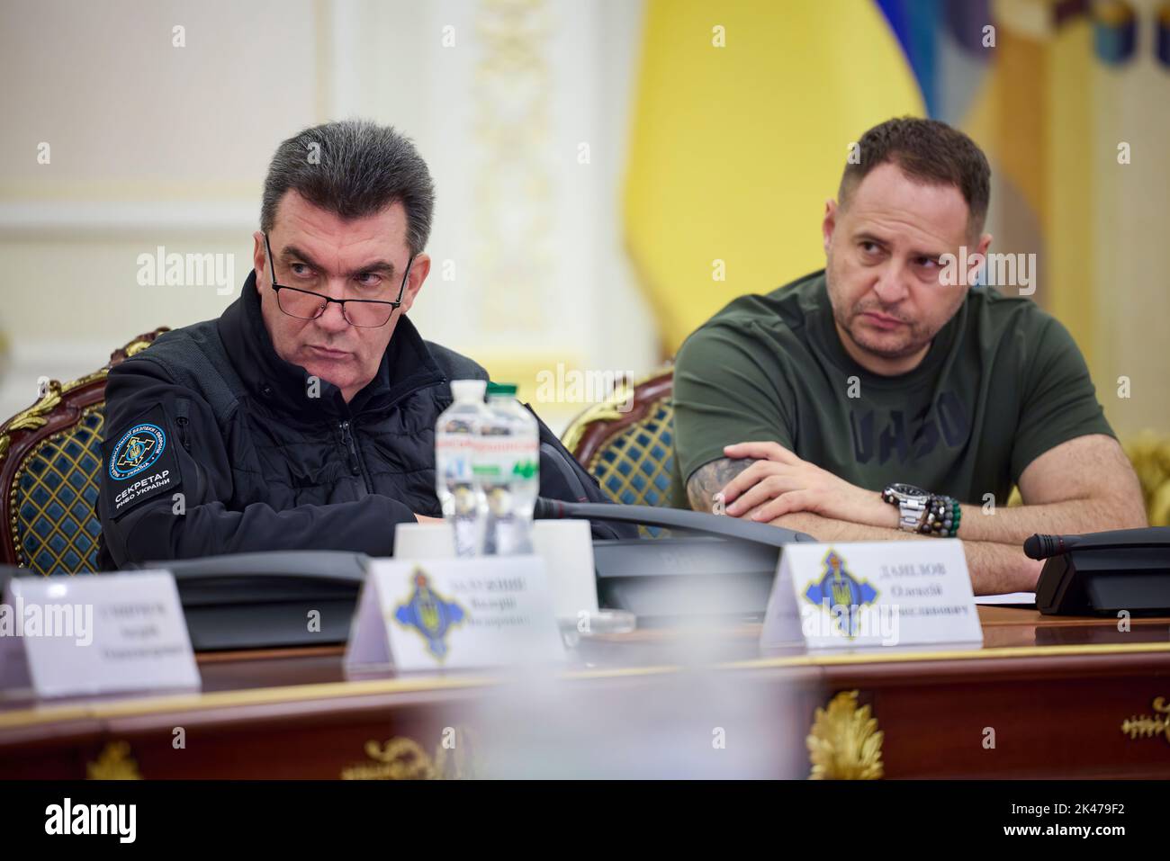 Unter dem Vorsitz des ukrainischen Präsidenten Wolodymyr Zelensky fand eine Sitzung des Nationalen Sicherheits- und Verteidigungsrates der Ukraine statt. Die Mitglieder des Nationalen Sicherheits- und Verteidigungsrates erörterten die Frage eines weiteren Angliederungsversuchs des ukrainischen Territoriums und der Eskalation der bewaffneten Aggression durch die Russische Föderation. Die Teilnehmer hörten Informationen vom Leiter des Auswärtigen Dienstes Oleksandr Lytvynenko, dem stellvertretenden Leiter des Sicherheitsdienstes Vasyl Maliuk und dem Leiter des Hauptnachmittentendirektorats des Verteidigungsministeriums Kyrylo Budanov. Stockfoto