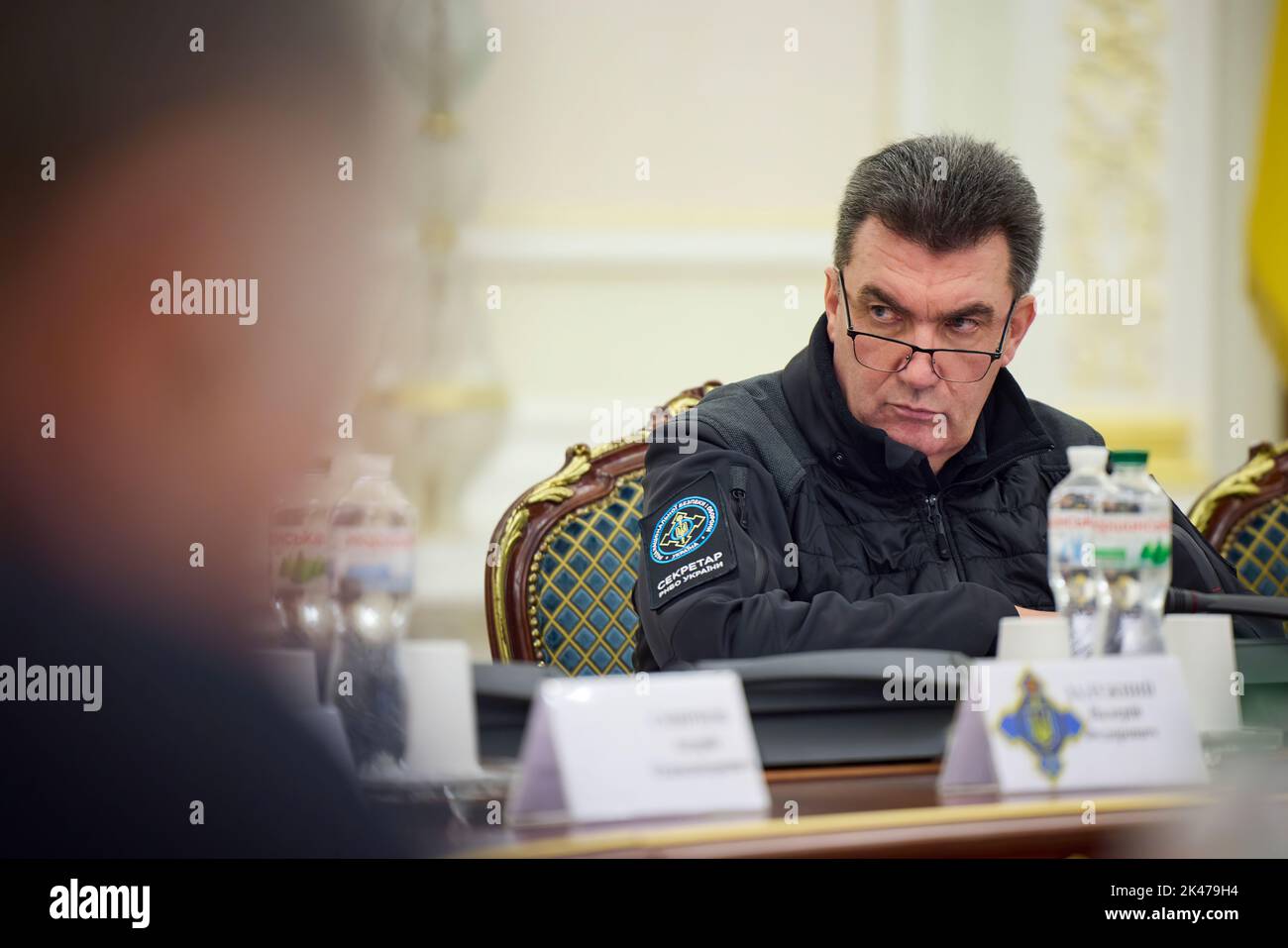 Unter dem Vorsitz des ukrainischen Präsidenten Wolodymyr Zelensky fand eine Sitzung des Nationalen Sicherheits- und Verteidigungsrates der Ukraine statt. Die Mitglieder des Nationalen Sicherheits- und Verteidigungsrates erörterten die Frage eines weiteren Angliederungsversuchs des ukrainischen Territoriums und der Eskalation der bewaffneten Aggression durch die Russische Föderation. Die Teilnehmer hörten Informationen vom Leiter des Auswärtigen Dienstes Oleksandr Lytvynenko, dem stellvertretenden Leiter des Sicherheitsdienstes Vasyl Maliuk und dem Leiter des Hauptnachmittentendirektorats des Verteidigungsministeriums Kyrylo Budanov. Stockfoto