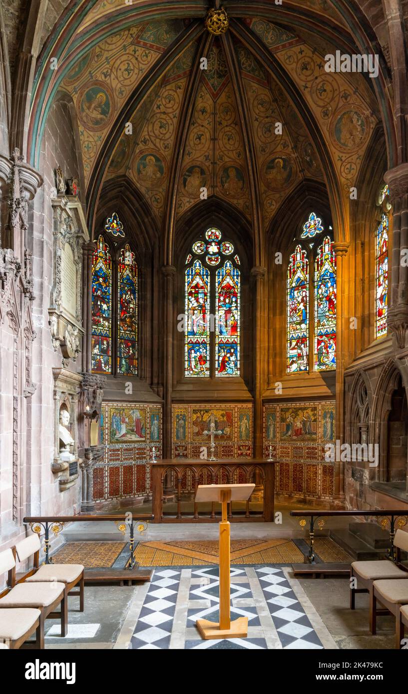 Chester, Vereinigtes Königreich - 26. August 2022: Detailansicht einer der Seitenkapellen in der historischen Chester Cathedral in Cheshire Stockfoto