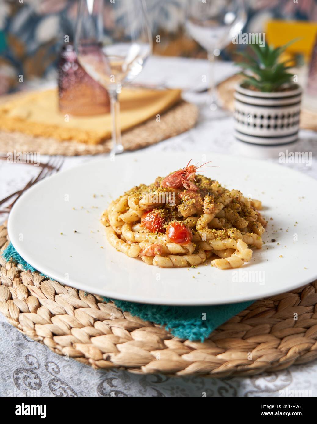 Köstliches und elegantes Gericht mit traditioneller italienischer Pasta, serviert und verzehrfertig. Lebensmittelkonzept Stockfoto