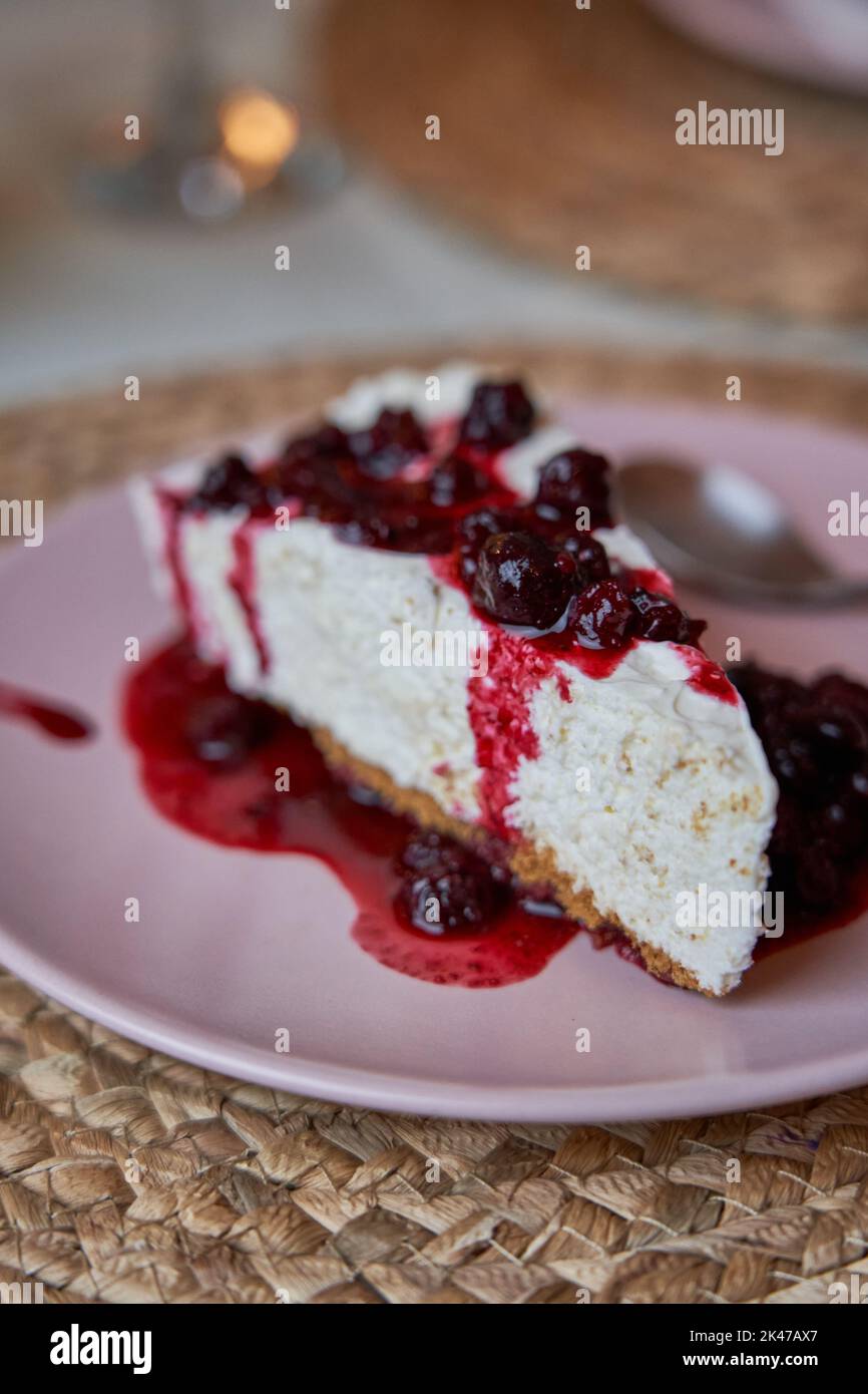 Köstlicher hausgemachter Käsekuchen, der als Dessert in einem eleganten italienischen Restaurant serviert wird. Lebensmittelkonzept Stockfoto