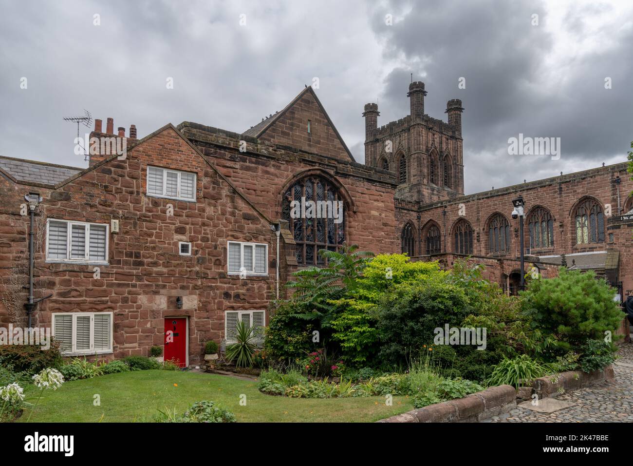 Chester, Vereinigtes Königreich - 26. August 2022: Innenstadt von Chester in Cheshire mit seinen historischen roten Backsteingebäuden und der Kathedrale aus dem 12.. Jahrhundert in der BA Stockfoto