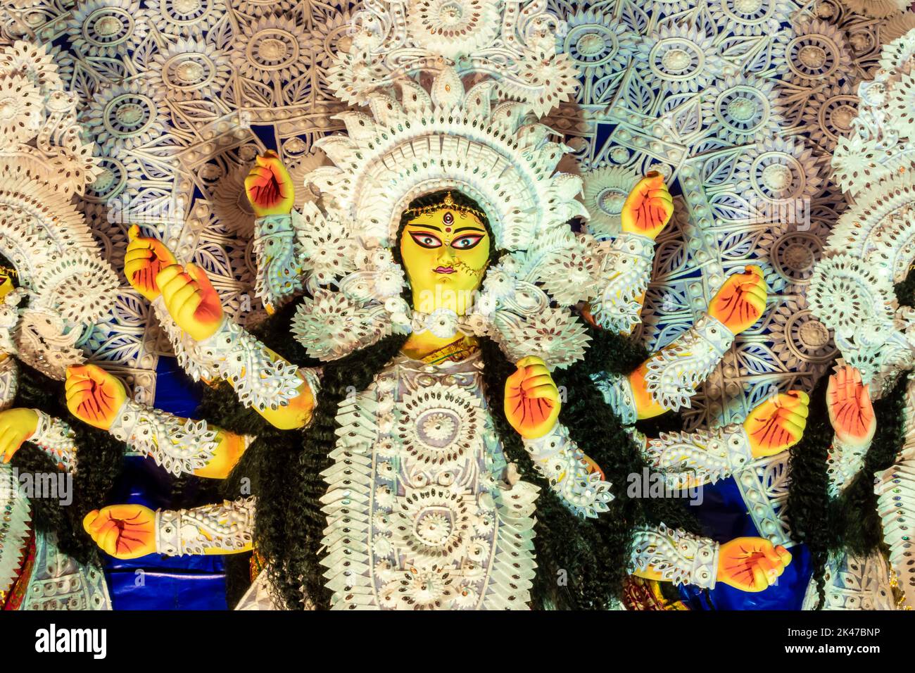 Foto zeigt die Göttin Durga wird zur Anbetung aufgestellt das Ereignis wird nun gefeiert. Stockfoto