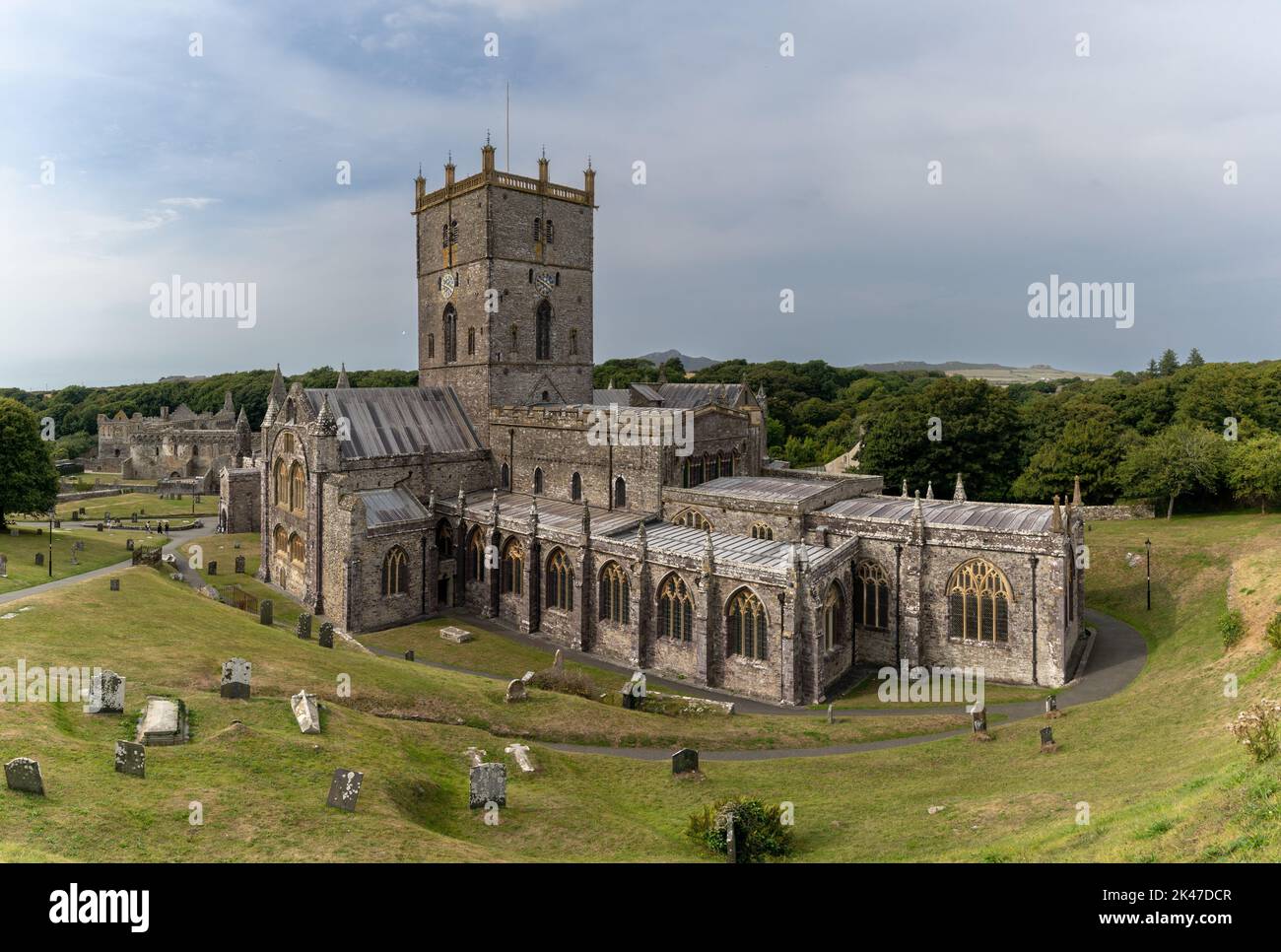 St Davids, Großbritannien - 28. August 2022: Blick auf die St Davids Cathedral und den Friedhof in Pembrokeshire Stockfoto