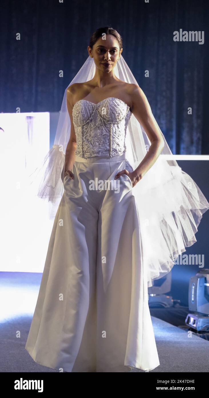 Kuala Lumpur, Malaysia. 30. September 2022. Pretty in White Fashion Show 'Fairest of the all' in Verbindung mit dem F3 Festival 2022, das im Mid Valley Convention Center (MICC) Kuala Lumpur stattfand. Zu den Designern gehörten Bill Keith, Yani Bakhtaran, Louisa Michael, Faramas, Amin Jauhari, Suliani, Pungu Borneo, Kalamazoo, Jayk, Baqo, Angelique und Melson. (Bild: © Kamarulsahrin Katis/Pacific Press via ZUMA Press Wire) Bild: ZUMA Press, Inc./Alamy Live News Stockfoto