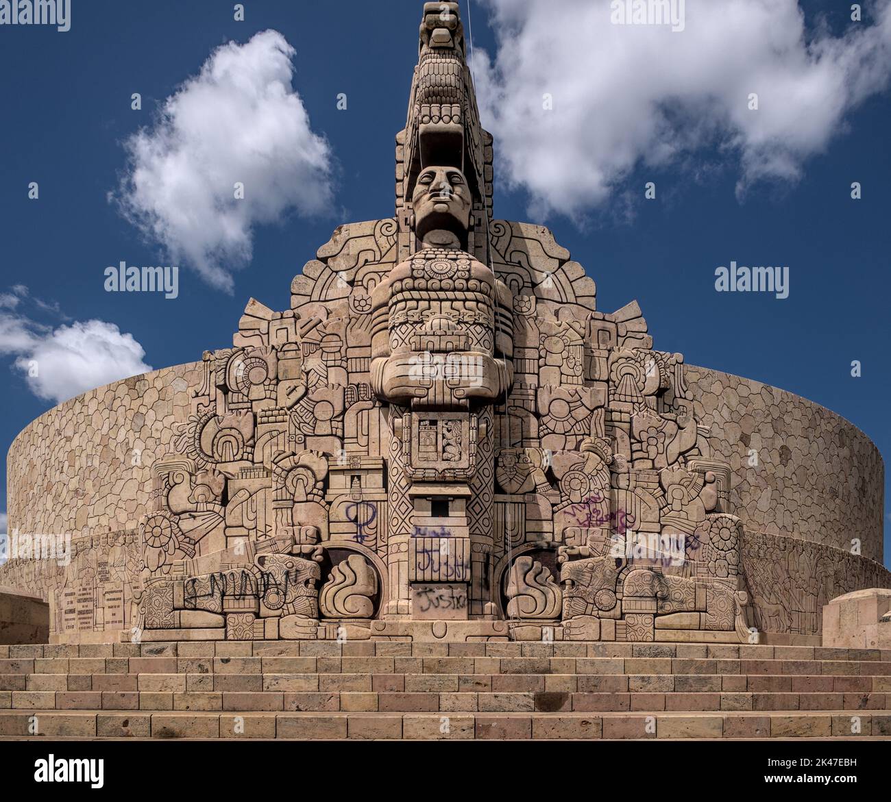 Verkehrskreis Skulptur monumento a la patria in Merida Stadt Mexiko. Handgeschnitzt, um das maya-Erbe der mexikanischen Ureinwohner zu ehren. Stockfoto