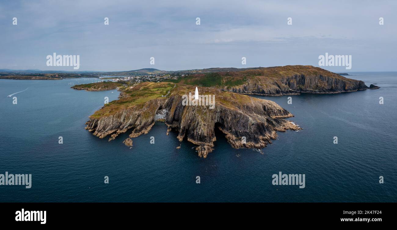 Panoramasicht auf den Baltimore Beacon und Eingang zum Hafen von Baltimore in West Cork Stockfoto