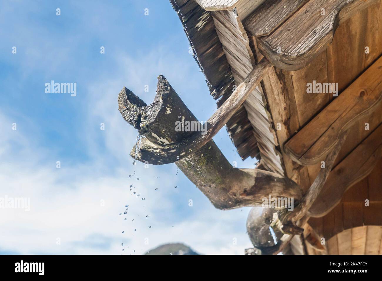 Alte Holzrinne in einem alpinen Dorf Stockfoto