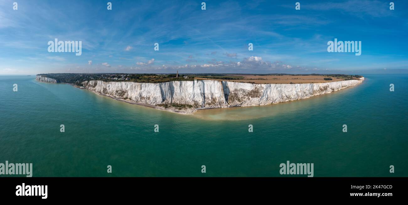 Luftpanoramasansicht der Weißen Klippen von Dover und des South Foreland auf dem Ärmelkanal Stockfoto