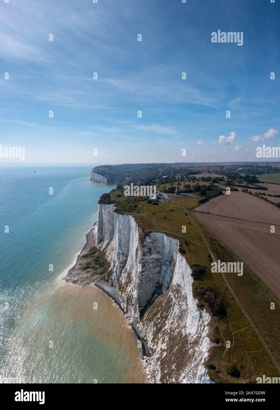 Vertikale Drohnenansicht der White Cliffs von Dover und des South Foreland auf dem Ärmelkanal Stockfoto