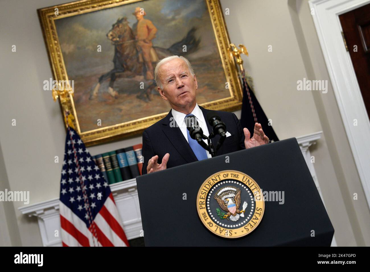 Washington DC, USA. 30. September 2022. Der US-Präsident Joe Biden hält am Freitag, den 30. September 2022, im Roosevelt Room im Weißen Haus in Washington, DC, USA, eine Stellungnahme zur anhaltenden Reaktion des Bundes auf den Unwund Ian ab. Kredit: Yuri Gripas/Pool via CNP Kredit: dpa picture Alliance/Alamy Live News Stockfoto