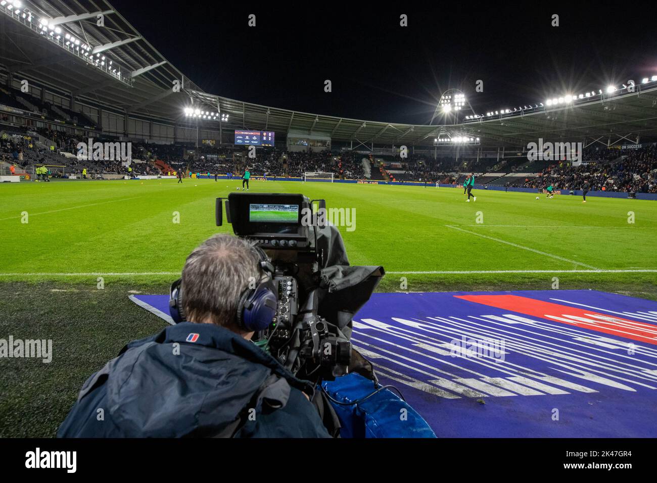 Die Sky Sports-Kameras im MKM-Stadion während des Sky Bet Championship-Spiels Hull City gegen Luton Town im MKM-Stadion, Hull, Großbritannien, 30.. September 2022 (Foto von James Heaton/News Images) Stockfoto