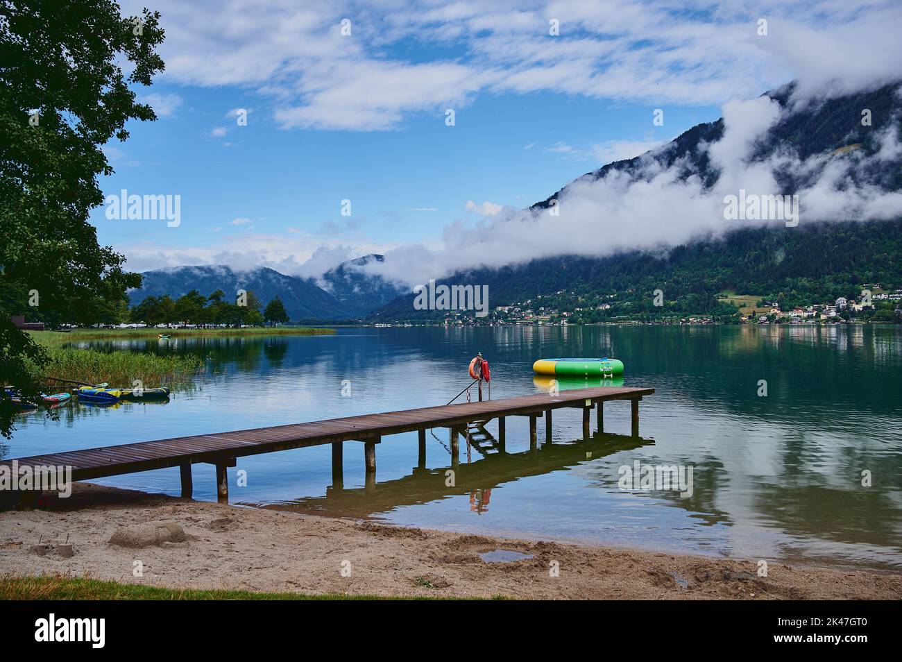 ossiacher see in Österreich mit Bergblick am frühen Morgen Stockfoto