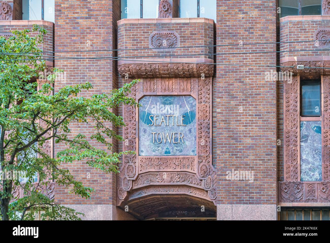 Detail über den Seattle Tower, das erste Art déco-Gebäude von Seattle (eröffnet 1929), Washington, USA an einem sonnigen Tag. Stockfoto