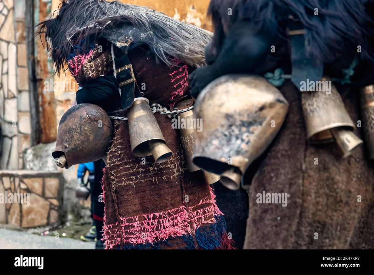 Volakas, Griechenland, 7. Januar 2022: Im Dorf Volakas, in Drama, belebt jeden Januar (6-8) den Brauch von 'Harapia', bedeutet 'Schwarze Männer', weil o Stockfoto