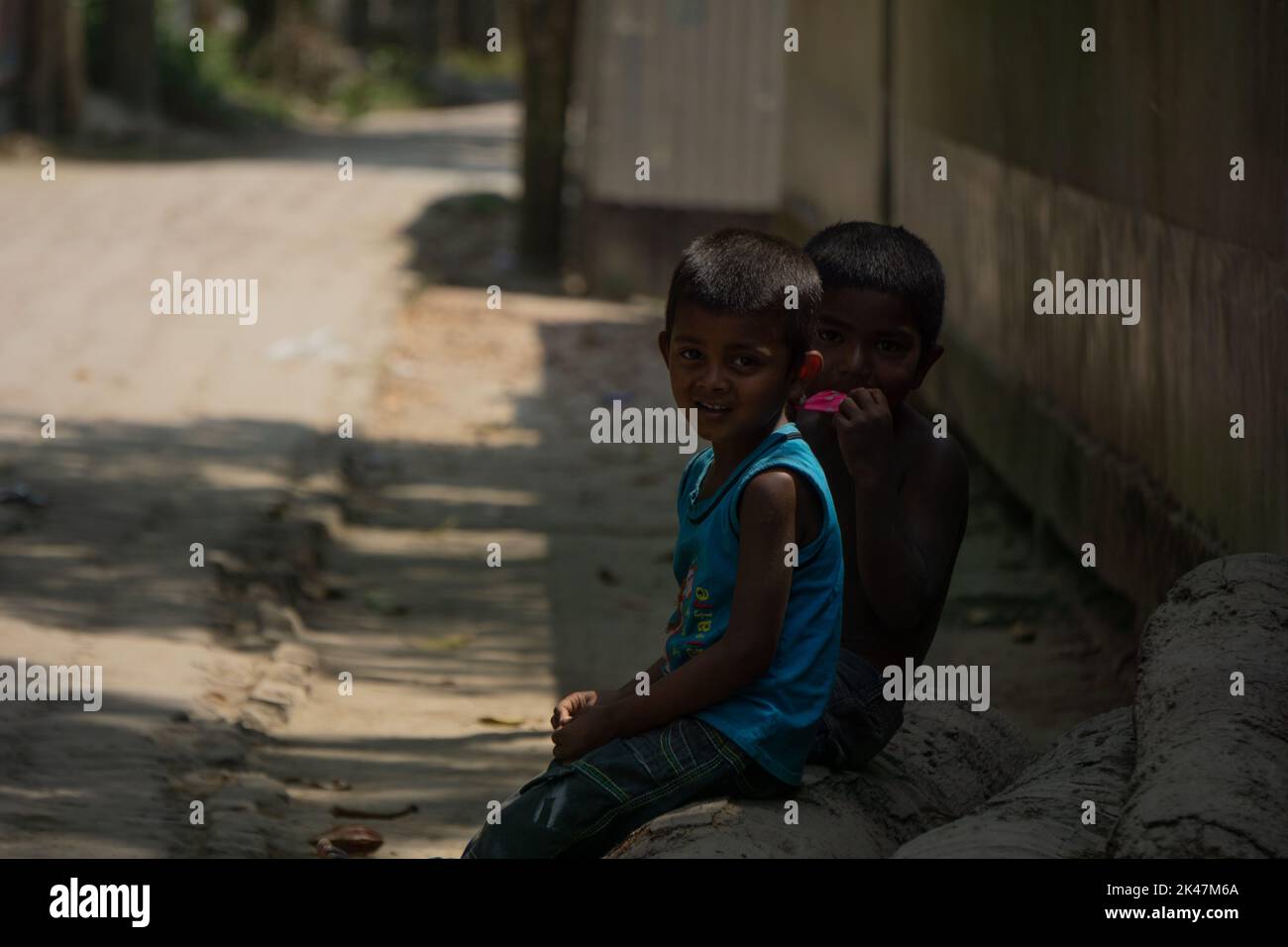 Wunderschönes Dorf in Bangladesch, Boys. Die Jungs spielen am Straßenrand. Stockfoto