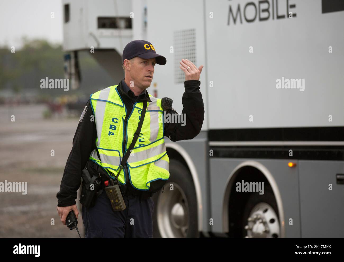 Beamte des US-amerikanischen Zoll- und Grenzschutzes, Office of Field Operations, führen vor der Veranstaltung Sail Boston 2017 am 17. Juni 2017 im Hafen von Boston nicht-intrusive Inspektionen durch. US-Zoll und Grenzschutz Foto von Glenn Fawcett Stockfoto