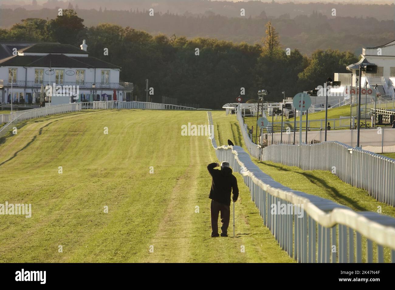 29. September, 2022 Epsom Downs, Surrey, UK Ein Einheimischer geht die Zielgeraden der berühmten Rennbahn Epsom Downs (Heimat des Derby) entlang, wo die Einheimischen auf den Downs über Epsom - der lokalen Stadt Surrey - trainieren Stockfoto