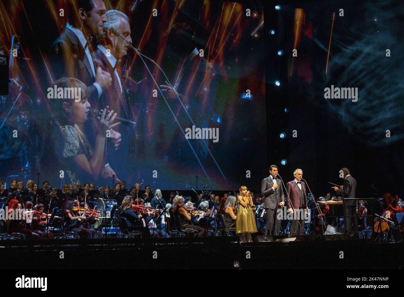 Der italienische Tenor Andrea Bocelli (rechts) tritt mit seiner Tochter Virginia Bocelli und seinem Sohn Matteo Bocelli in der O2 Arena, Greenwich Peninsula im Süden Londons auf. Bilddatum: Freitag, 30. September 2022. Stockfoto