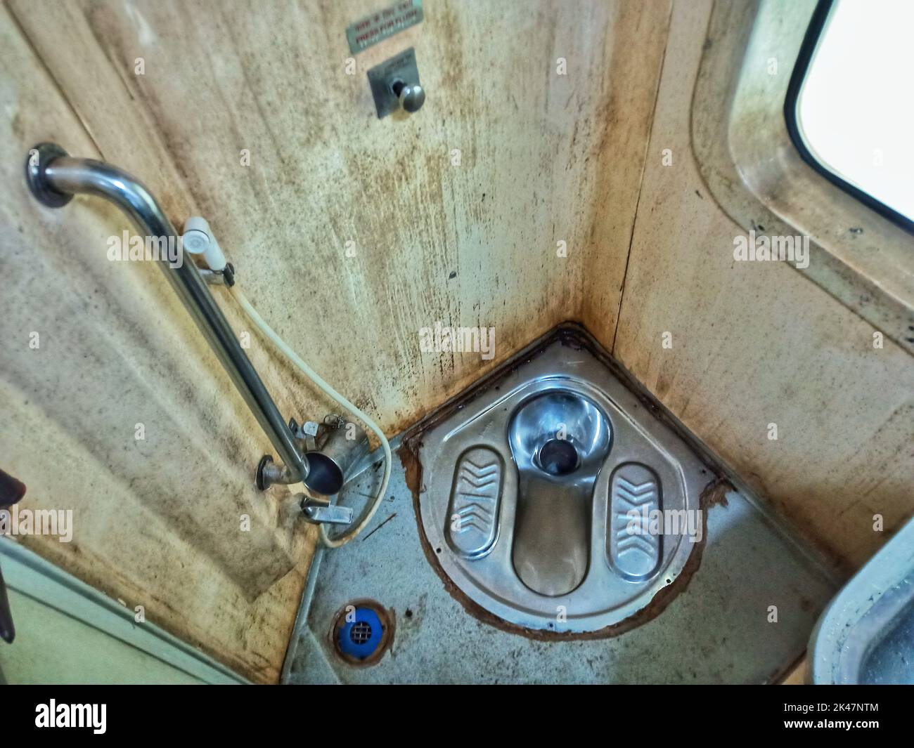 Toilette im indischen Stil von einem Zug, der im Besitz der indischen Eisenbahn ist, indische Toilette, unhygenische Toilette, Fahrt mit dem Zug, Zug, Zug, indischer Zug, Transport Stockfoto