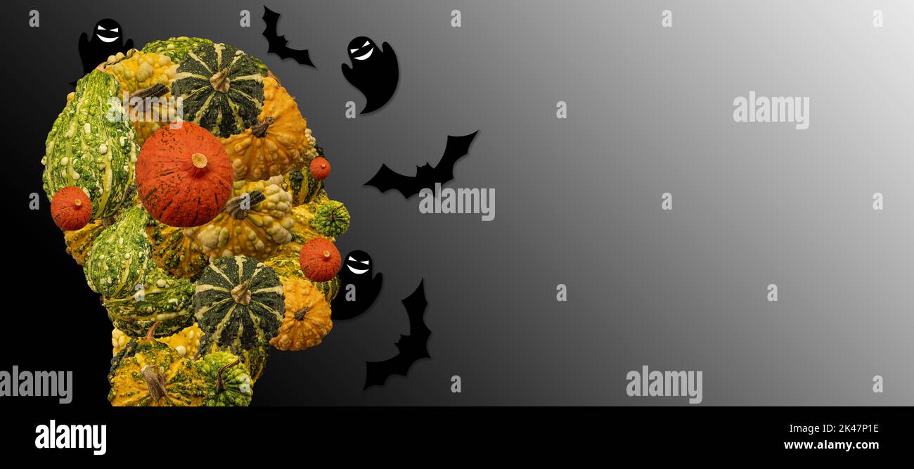 Kopf einer Person aus dekorativen und halloween Kürbissen mit Gespenstern und Fledermäusen um. Halloween-Symbole. Dunkelheit in der Umgebung. Stockfoto