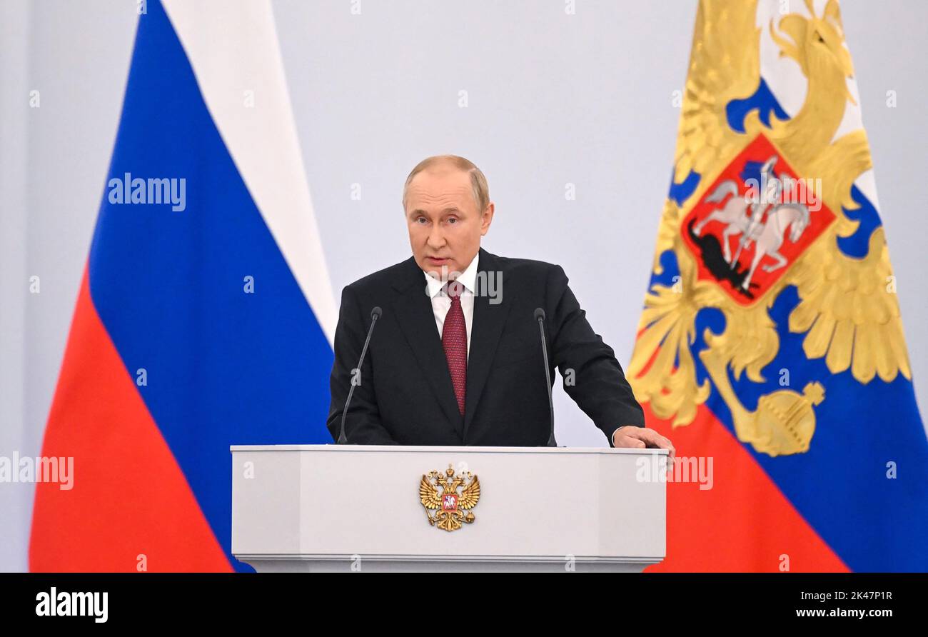 Moskau, Russland. 30. September 2022. Der russische Präsident Wladimir Putin hält am Freitag, den 30. September 2022, im Kreml in Moskau eine Rede während einer feierlichen Annexion von vier Regionen der Ukraine, die derzeit von russischen Truppen besetzt sind - Lugansk, Donezk, Cherson und Saporischschschja. Separatistische Führer der annektierten Regionen Donezk, Lugansk, Cherson und Saporischschschja sind nach Moskau gekommen, um Verträge zu unterzeichnen, um den Prozess der Aufnahme von Teilen der Ukraine in Russland zu beginnen. Foto von Kremlin Pool/UPI Credit: UPI/Alamy Live News Stockfoto