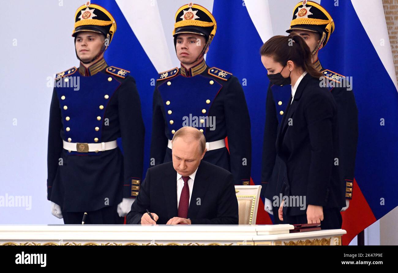 Moskau, Russland. 30. September 2022. Der russische Präsident Wladimir Putin unterzeichnet am Freitag, den 30. September 2022, im Kreml in Moskau, Russland, Dokumente, die vier Regionen der Ukraine, die derzeit von russischen Truppen besetzt sind, offiziell annektieren: Lugansk, Donezk, Cherson und Saporischschschja. Separatistische Führer der annektierten Regionen Donezk, Lugansk, Cherson und Saporischschschja sind nach Moskau gekommen, um Verträge zu unterzeichnen, um den Prozess der Aufnahme von Teilen der Ukraine in Russland zu beginnen. Foto von Kremlin Pool/UPI Credit: UPI/Alamy Live News Stockfoto