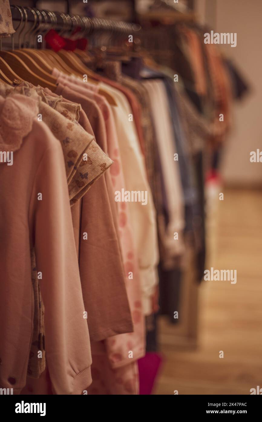 Kleidung auf Kleiderbügel im modernen Shop Boutique. Stockfoto