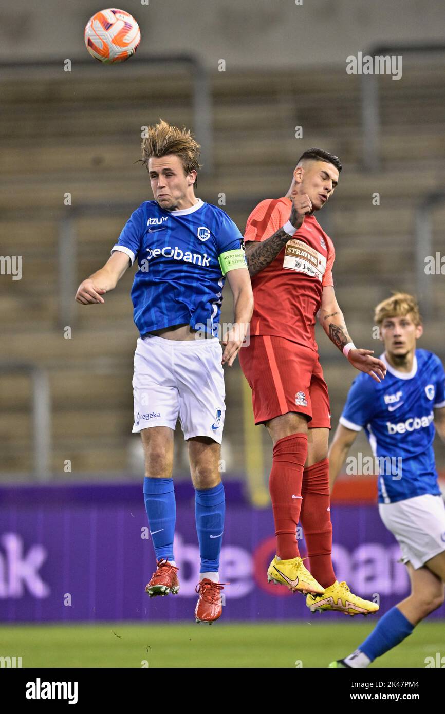 Genk, Belgien. 30. September 2022. Tuur Rommens von Jong Genk und Suer von Dender Barbaros Cukur Tiago kämpfen während eines Fußballschlags zwischen Jong Genk (U23) und FC Dender am Freitag, 30. September 2022 in Genk, am 7. Tag der 'Challenger Pro League' 2022-2023, der zweiten Division der belgischen Meisterschaft in 1B, um den Ball. BELGA FOTO JOHAN EYCKENS Kredit: Belga Nachrichtenagentur/Alamy Live News Stockfoto