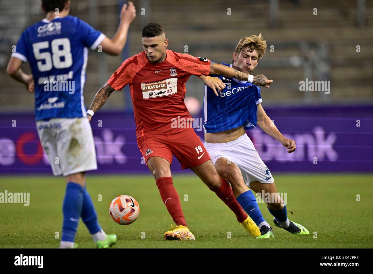 Genk, Belgien. 30. September 2022. Denders Suer Barbaros Cukur Tiago und Jong Genks Daan Dierckx kämpfen am Freitag, den 30. September 2022 in Genk, am 7. Tag der 'Challenger Pro League' 1B. Division der belgischen Meisterschaft 2022-2023, um den Ball während eines Fußballschlags zwischen Jong Genk (U23) und dem FC Dender. BELGA FOTO JOHAN EYCKENS Kredit: Belga Nachrichtenagentur/Alamy Live News Stockfoto