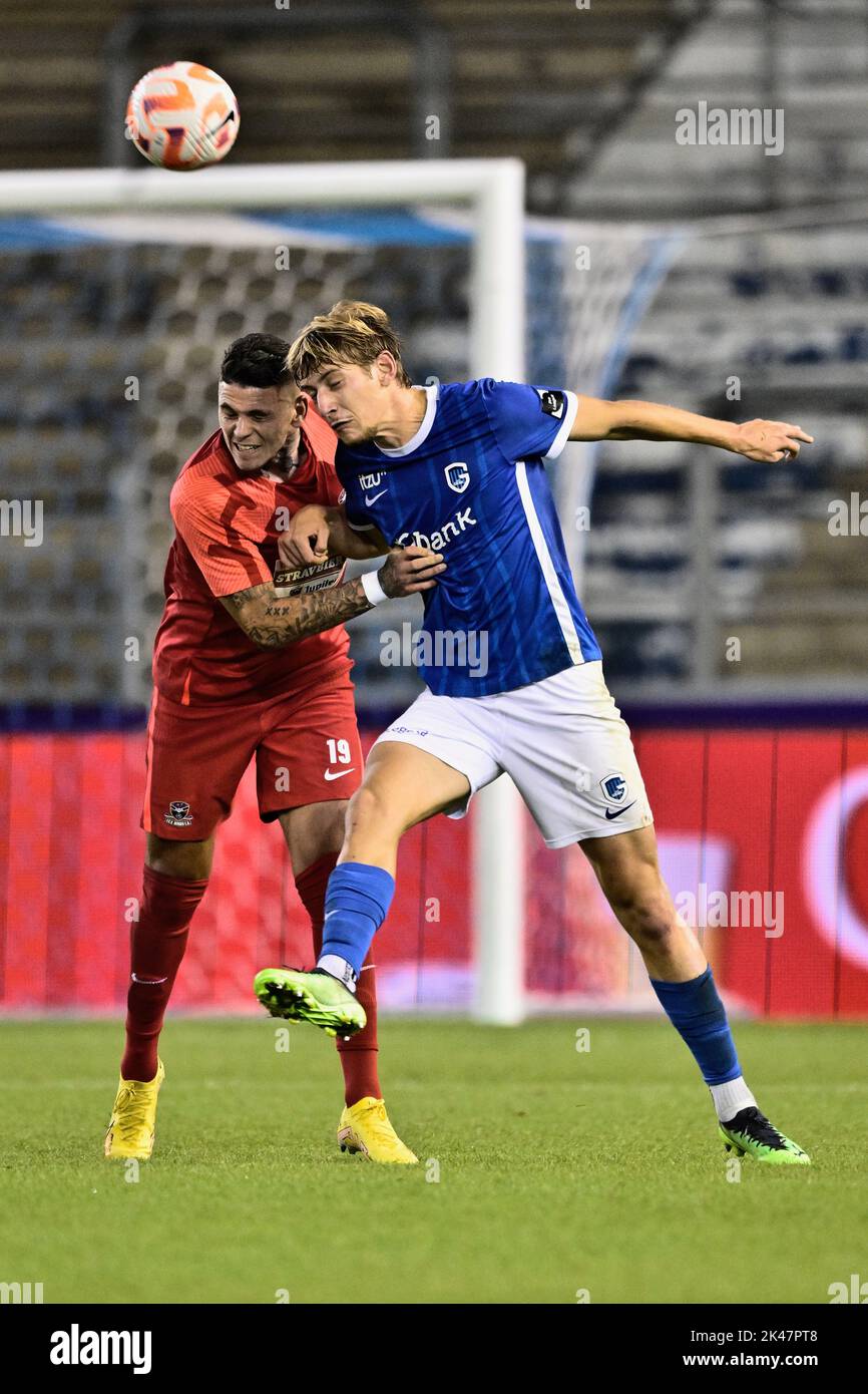 Genk, Belgien. 30. September 2022. Denders Suer Barbaros Cukur Tiago und Jong Genks Daan Dierckx kämpfen am Freitag, den 30. September 2022 in Genk, am 7. Tag der 'Challenger Pro League' 1B. Division der belgischen Meisterschaft 2022-2023, um den Ball während eines Fußballschlags zwischen Jong Genk (U23) und dem FC Dender. BELGA FOTO JOHAN EYCKENS Kredit: Belga Nachrichtenagentur/Alamy Live News Stockfoto