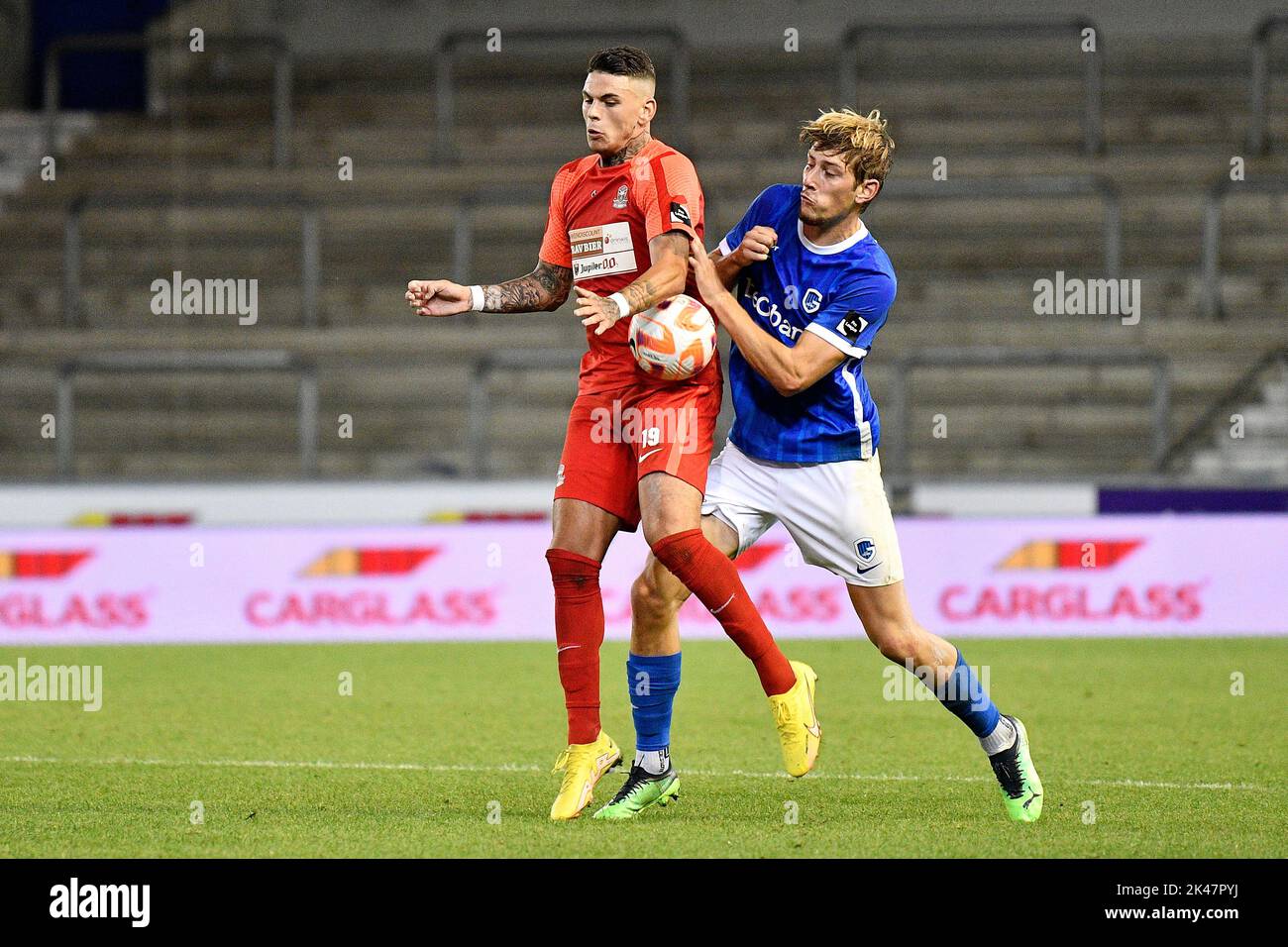 Genk, Belgien. 30. September 2022. Denders Suer Barbaros Cukur Tiago und Jong Genks Daan Dierckx kämpfen am Freitag, den 30. September 2022 in Genk, am 7. Tag der 'Challenger Pro League' 1B. Division der belgischen Meisterschaft 2022-2023, um den Ball während eines Fußballschlags zwischen Jong Genk (U23) und dem FC Dender. BELGA FOTO JOHAN EYCKENS Kredit: Belga Nachrichtenagentur/Alamy Live News Stockfoto