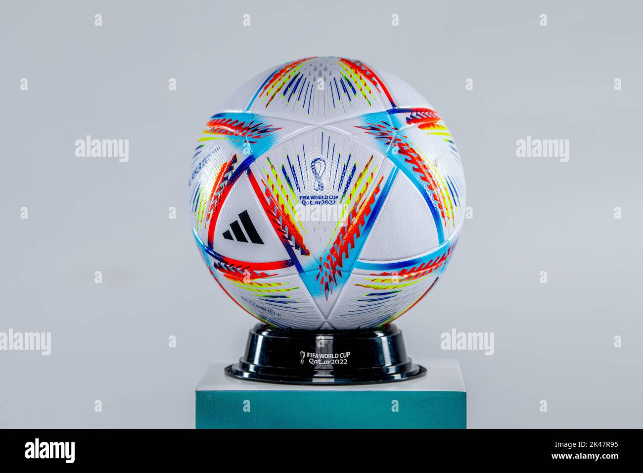 Adidas lanciert den offiziellen Spielball für die FIFA Fußball-Weltmeisterschaft 2022 in Katar als „AL RIHLA“, was auf Englisch „Journey“ bedeutet. Nahaufnahme und selektiver Fokus Stockfoto