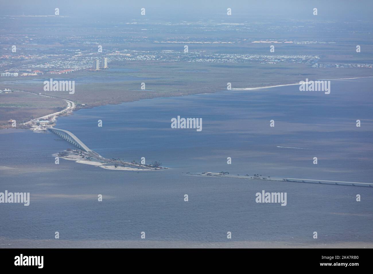 Fort Myers, Usa. 29. September 2022. Luftaufnahme des Sanibel Causeway, der durch den massiven Kategorie-4-Unwutanflug Ian beschädigt wurde, der die Westküste Floridas am 29. September 2022 in Fort Myers, Florida, zerstoerte. Kredit: Ozzy Trevino/CBP Foto/Alamy Live Nachrichten Stockfoto