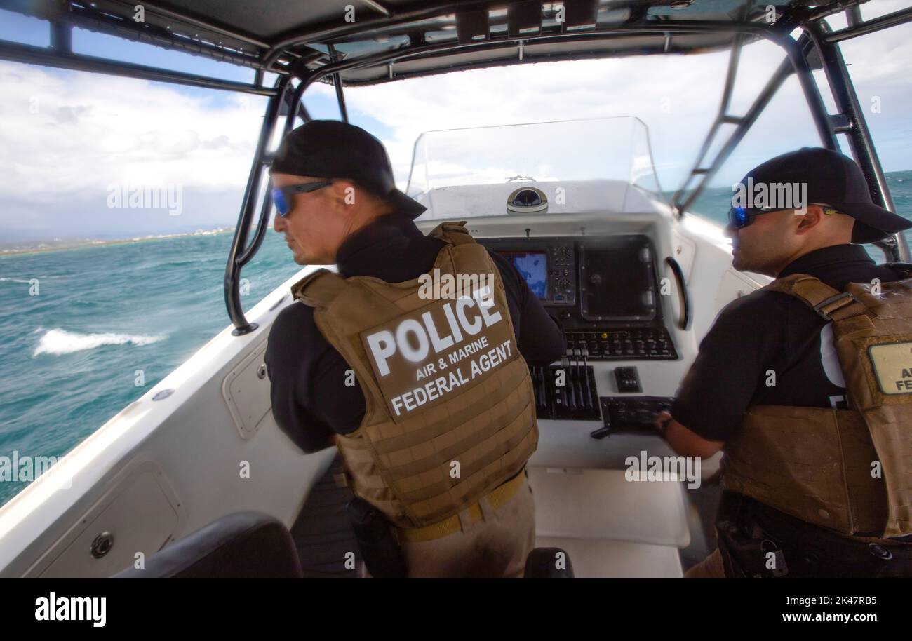 Marine Interdiction Agents mit US-Zoll- und Grenzschutz Luft- und Marineinfangelegenheiten patrouillieren in den Gewässern vor Ponce, Puerto Rico, 4. April 2019. US-Zoll und Grenzschutz Foto von Glenn Fawcett Stockfoto