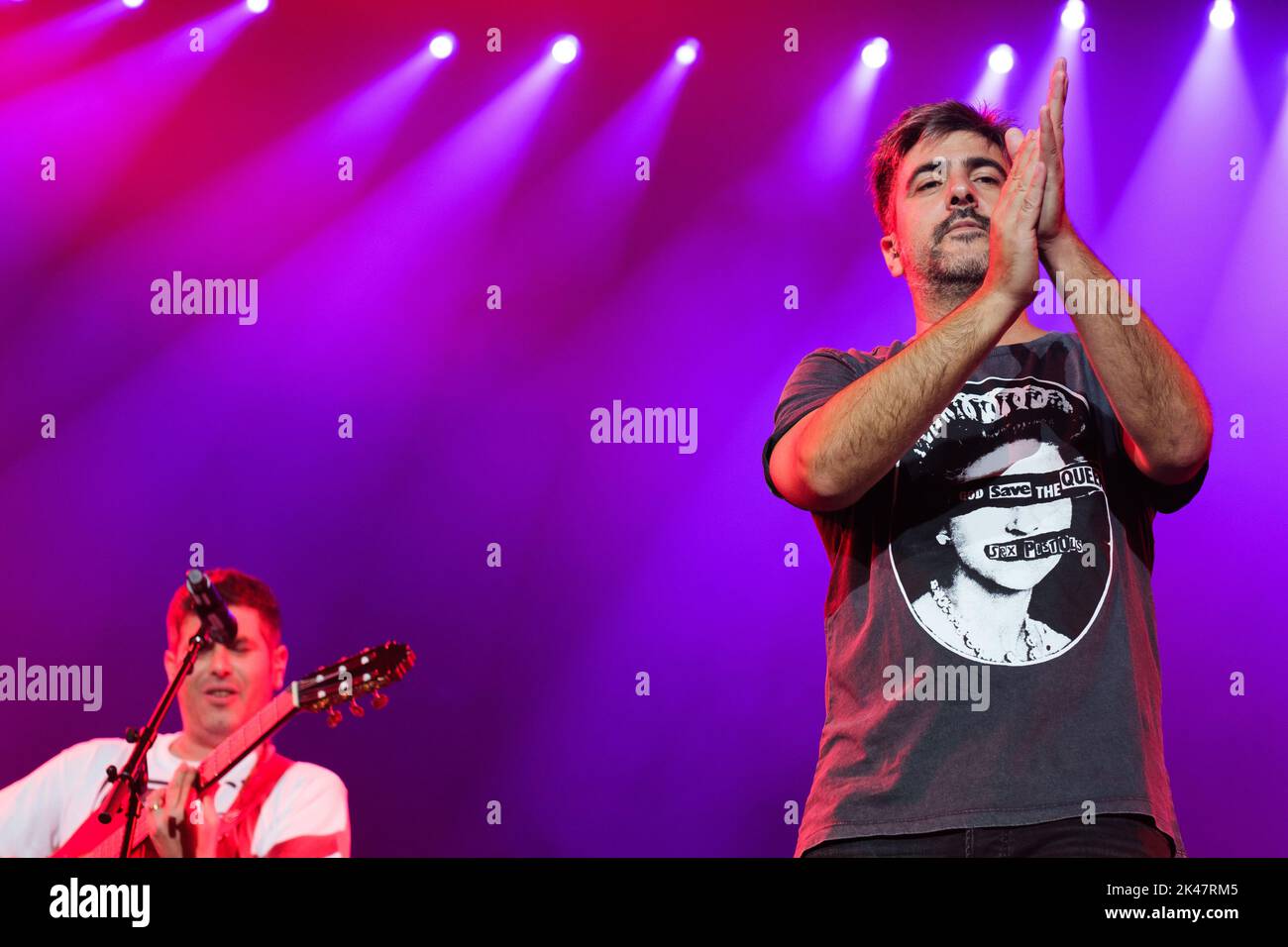 Madrid, Spanien. 30. September 2022. (L-R) Sänger Jose Muñoz und David Muñoz von der Estopa-Gruppe treten während des Gira Fuego-Konzerts im Wizcenter in Madrid auf. Kredit: SOPA Images Limited/Alamy Live Nachrichten Stockfoto