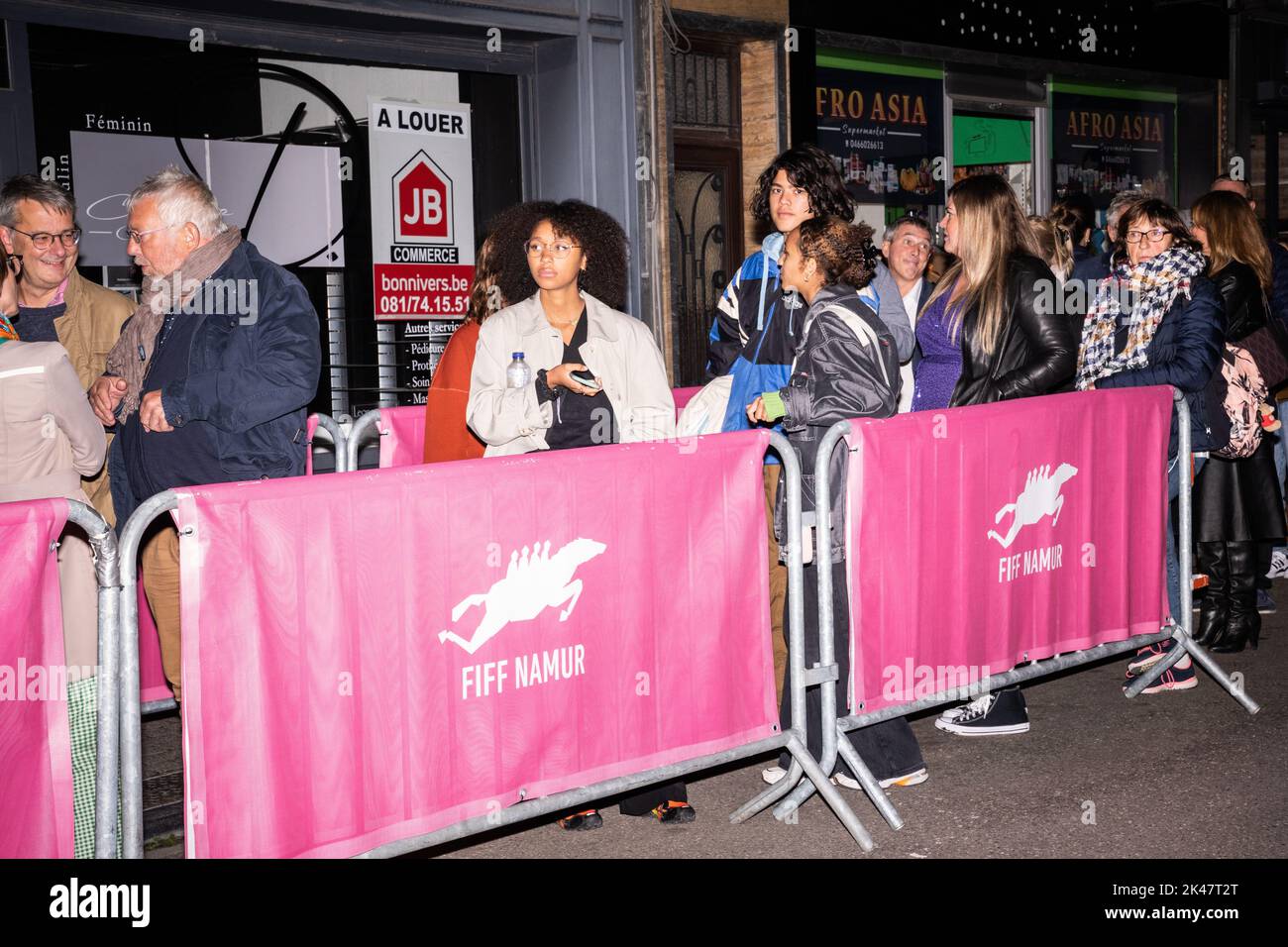 Namur, Belgien. 30. September 2022. Die Abbildung zeigt die Linie vor dem Cameo Theater während der Eröffnungsnacht des FIFF 'Festival International du Film Francophone de Namur', Freitag, 30. September 2022 in Namur. BELGA FOTO JULIETTE BRUYNSEELS Kredit: Belga Nachrichtenagentur/Alamy Live News Stockfoto